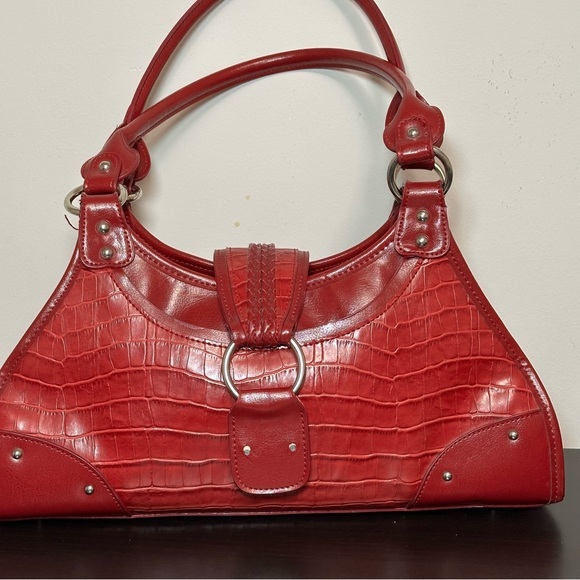 Elegant Red Crocodile-Embossed Handbag - Picture 1 of 9
